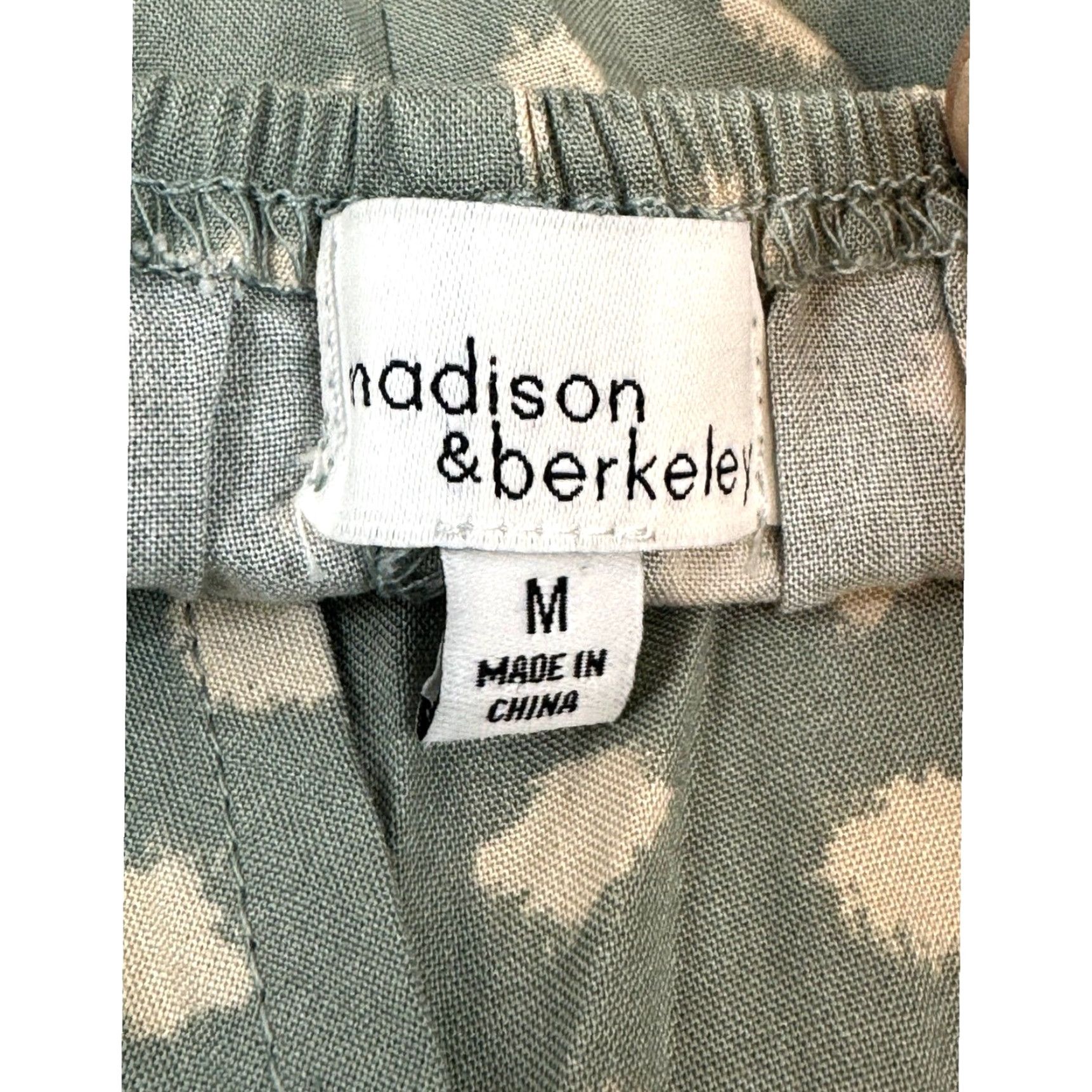 Madison VINTAGE? No — Madison & Berkeley Blouse Women M Green Puffy Short Sleeve V-Neck Top Geometric Casual Modern Womens Blouse Top Size M / US 6-8 / IT 42-44 - 5 Thumbnail