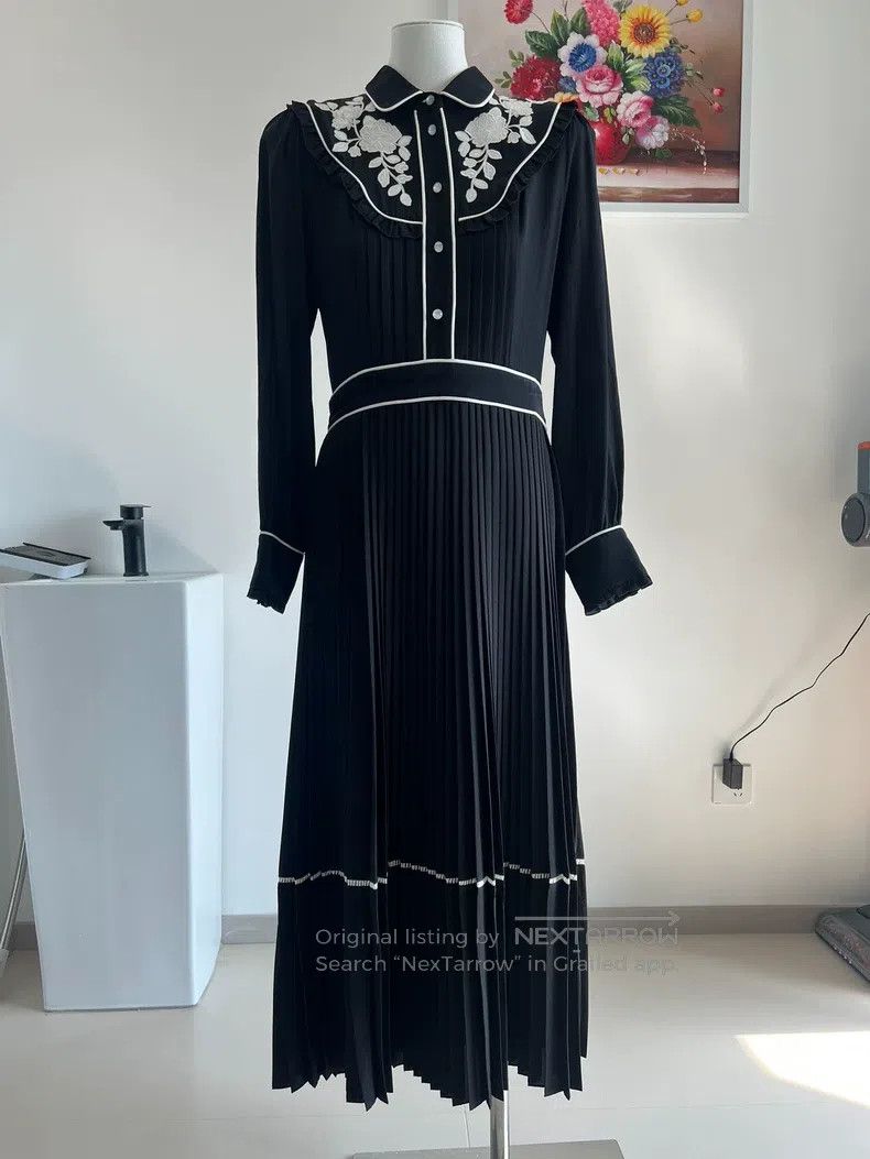 Valentino Valentino Heavy embroidered Hepburn-style long-sleeved ple Size M / US 6-8 / IT 42-44 - 1 Thumbnail