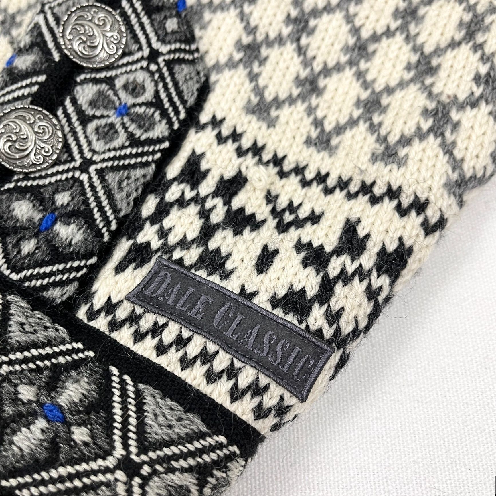Dale Of Norway VINTAGE Dale of Norway Cardigan Womens Medium 42 Wool Fair Isle Metal Clasp Sweater Size M / US 6-8 / IT 42-44 - 4 Thumbnail