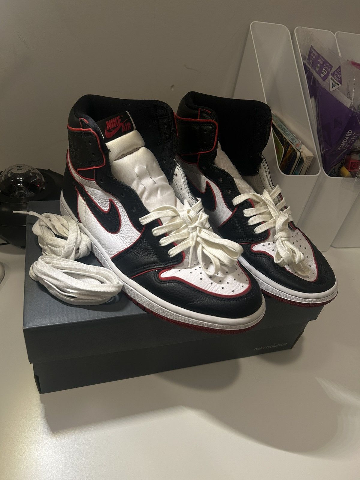 Jordan Brand × Nike Jordan 1 Retro High Bloodline Size 9 Size US 9 / EU 42 - 1 Thumbnail