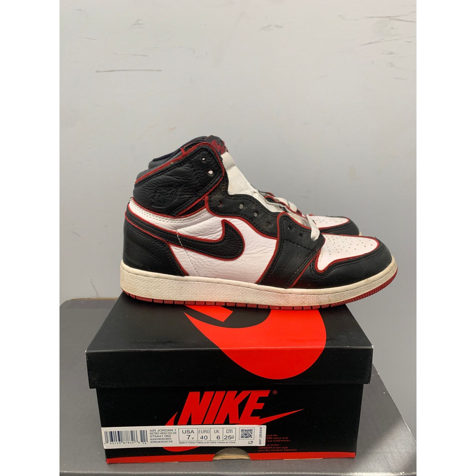 Nike Nike Air Jordan 1 Retro High Bloodline GS Size 7Y Used Size US 7 / IT 37 - 1 Thumbnail