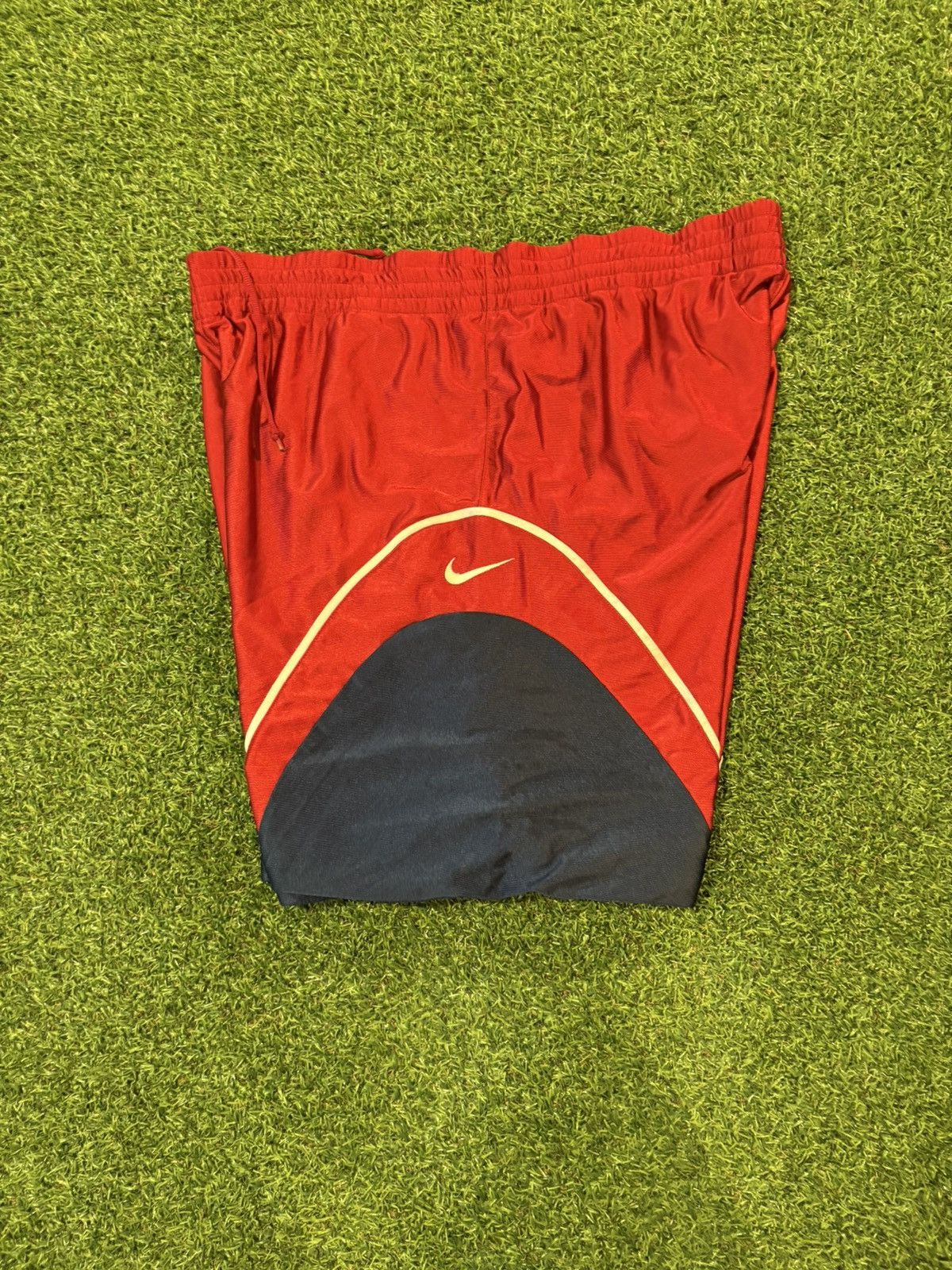 Nike Vintage red and blue reversible Nike shorts Size US 35 - 2 Thumbnail