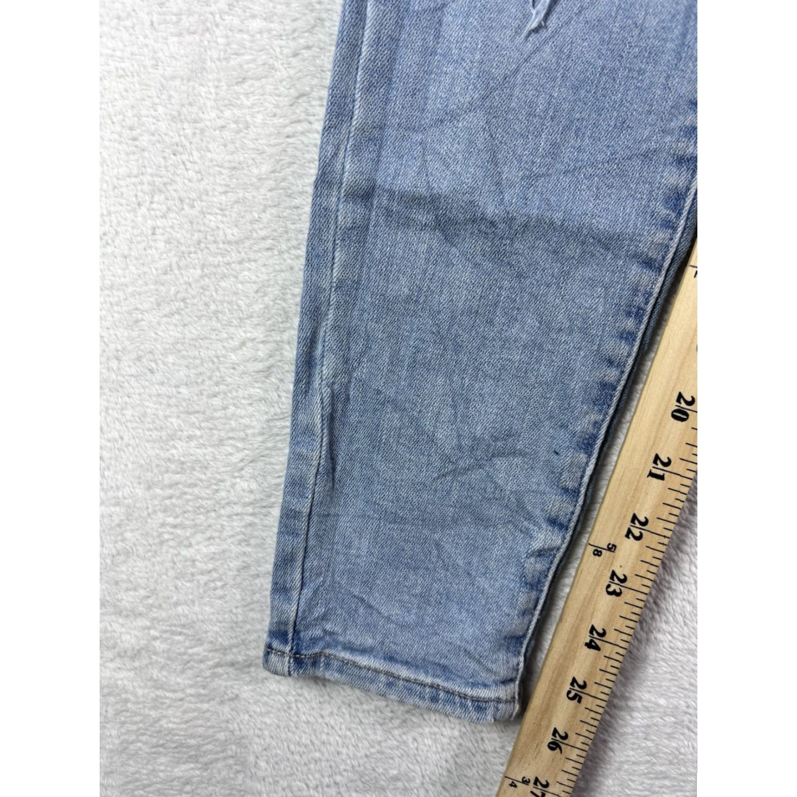 Levi's VINTAGE? No. Levi’s Jeans Women's 721 High Rise Skinny Light Blue Wash Distressed Size 27 Size 28" / US 6 / IT 42 - 4 Thumbnail