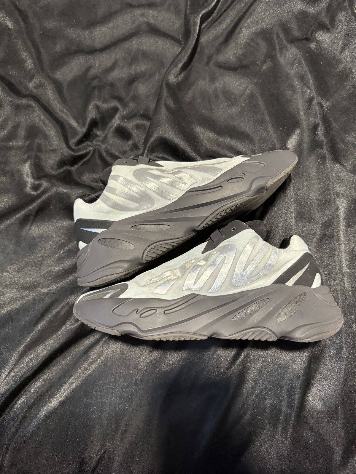 Adidas Adidas Yeezy 700 Size US 7 / EU 40 - 1 Thumbnail