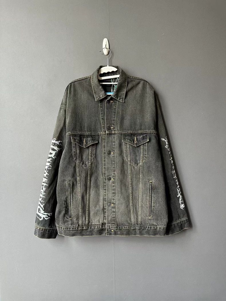 Balenciaga Balenciaga Denim Jacket with Sanskrit Graffiti Size US XS / EU 42 / 0 - 1 Thumbnail