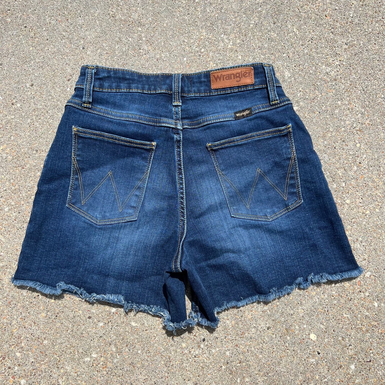 Wrangler Wrangler 4 Inch Mid Rise Fray Denim Jean Shorts Size 0 | Grailed