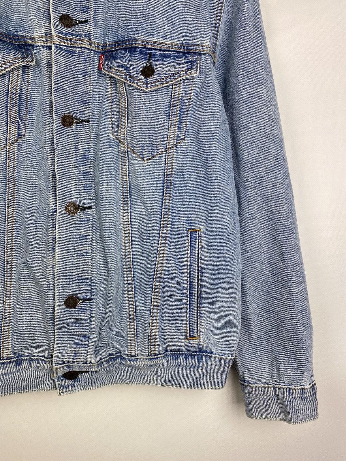 Levi's Levi’s men’s denim trucker jacket size L light blue Size US L / EU 52-54 / 3 - 8 Thumbnail