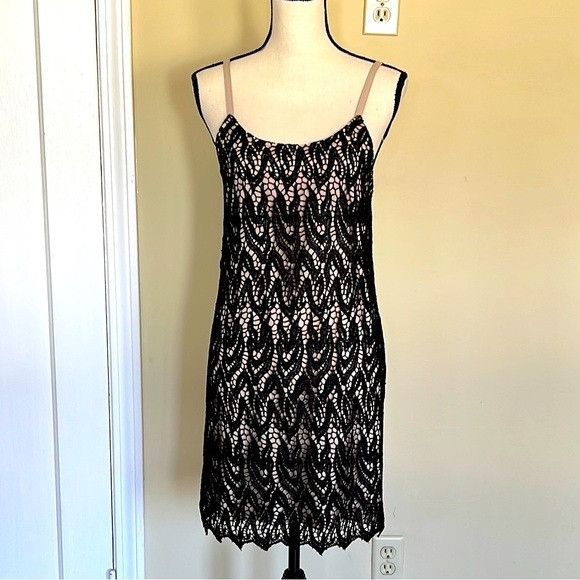 Alice + Olivia Alice + Olivia Emmie Lace Overlay Dress Size XS / US 0-2 / IT 36-38 - 1 Thumbnail