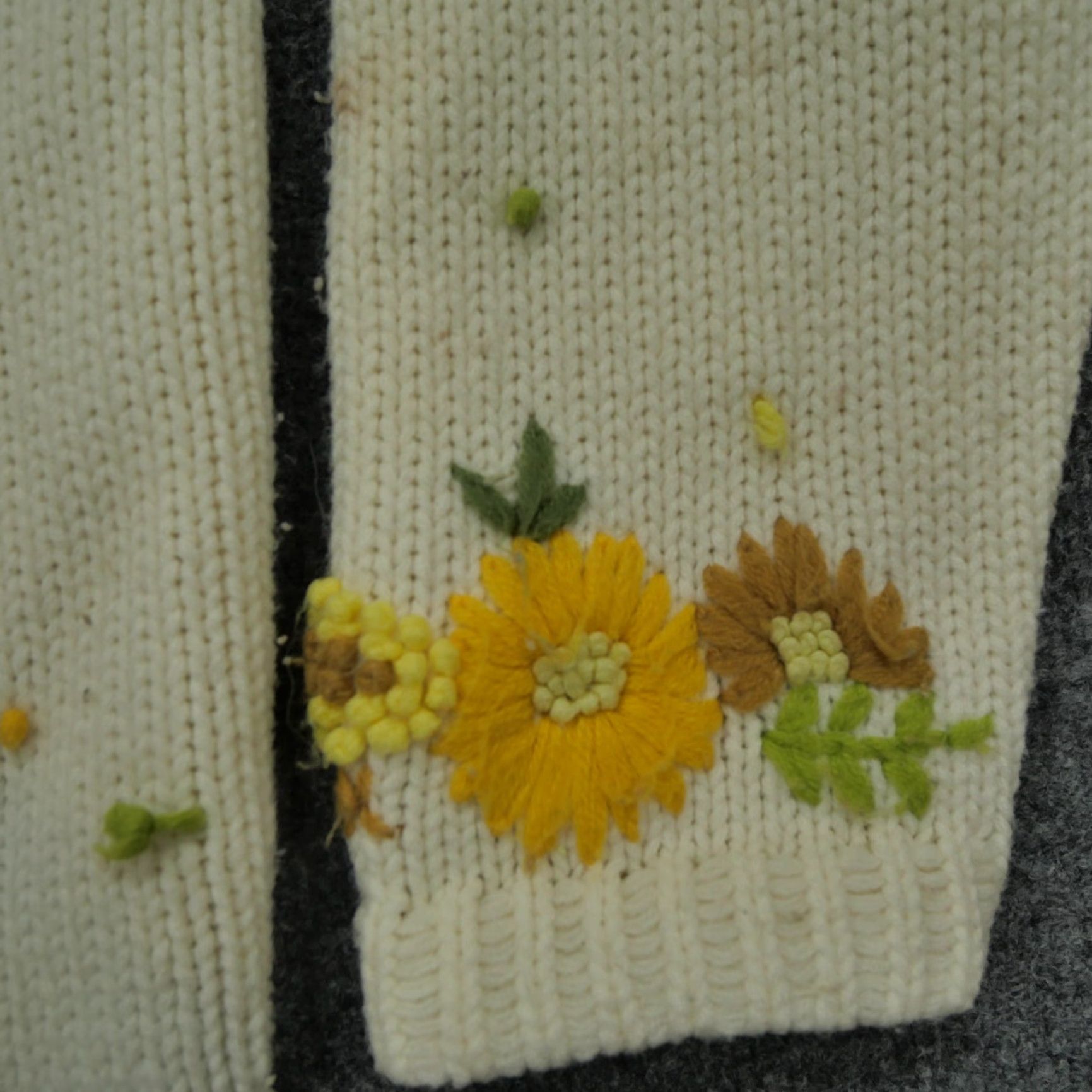 Vintage VINTAGE Flower Cardigan Sweater Womens L Beige Crew Neck Long Sleeve Knit Size L / US 10 / IT 46 - 5 Thumbnail