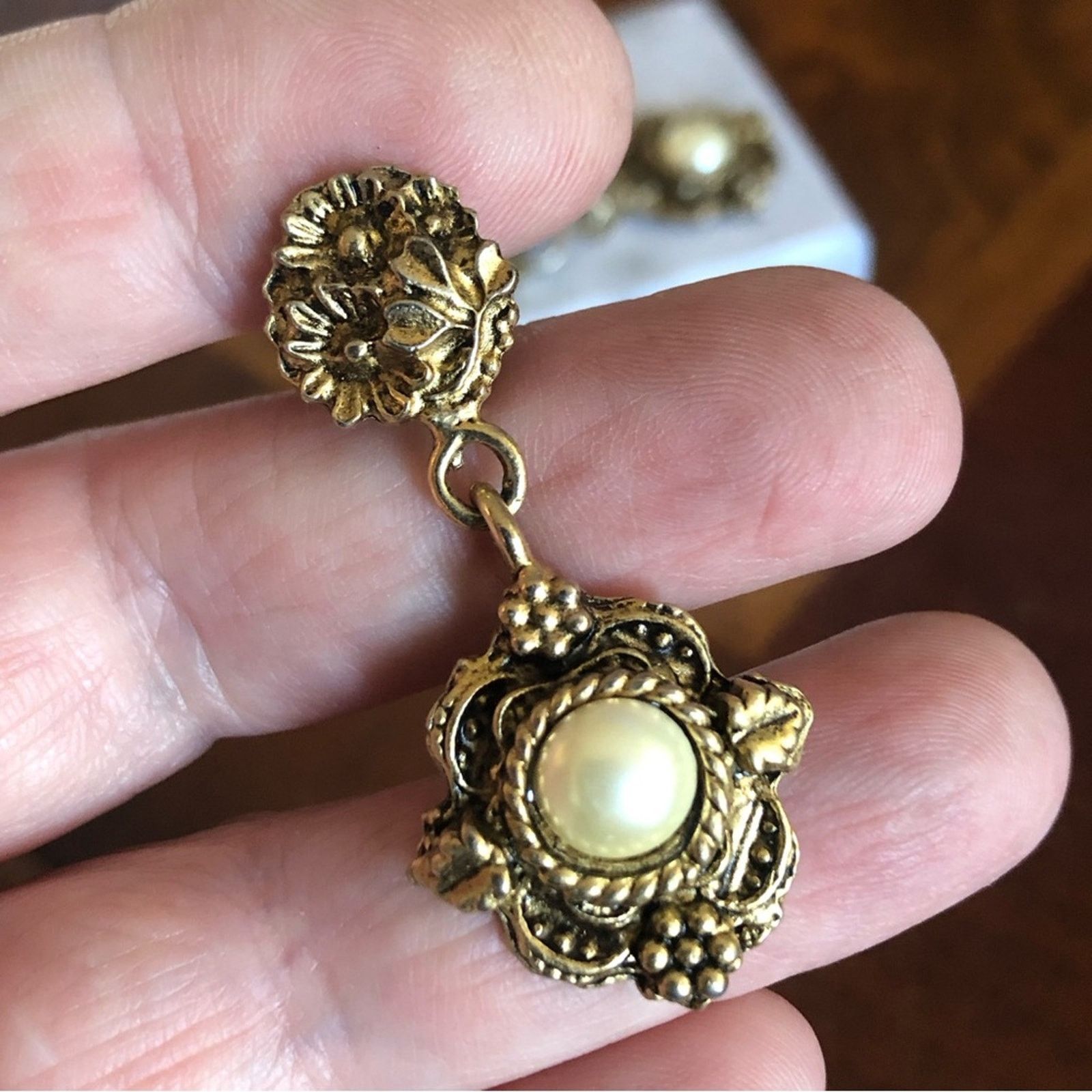 Vintage Vintage antique gold tone cream glass pearl clip on earring Size ONE SIZE - 4 Thumbnail