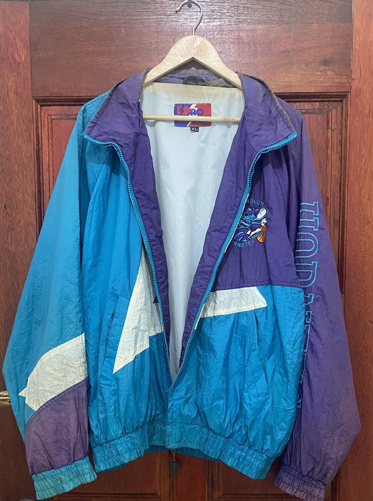 NBA × Pro Player × Vintage Vintage 90s Charlotte Hornets Pro Player Daniel Young Jacket Size US XL / EU 56 / 4 - 3 Thumbnail