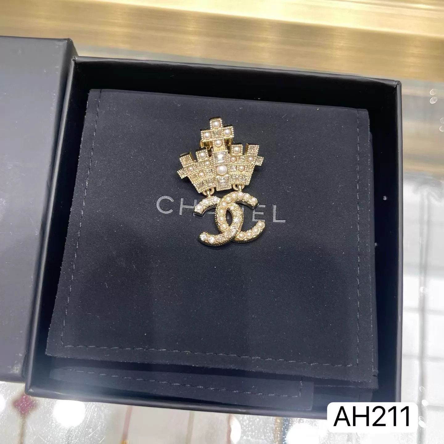 Chanel Chanel 21A Handmade Crown Pearl Crystal CC Brooch Size ONE SIZE - 3 Thumbnail