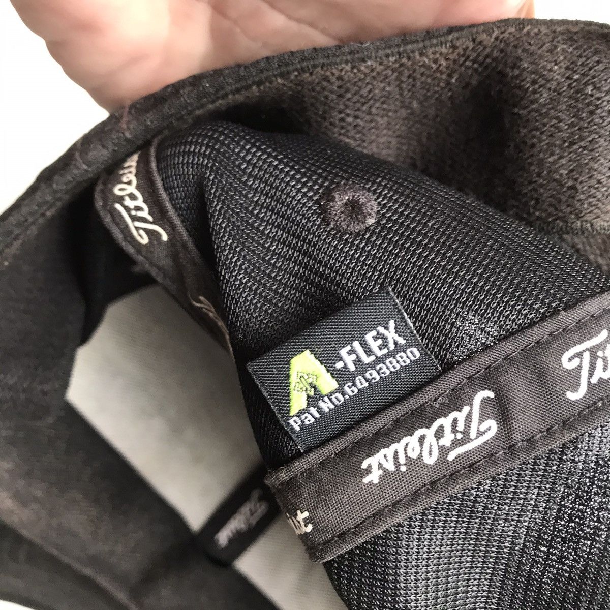Titleist Titleist Golf Black Cap Pro V1 Velcro back adjusted Size ONE SIZE - 12 Thumbnail