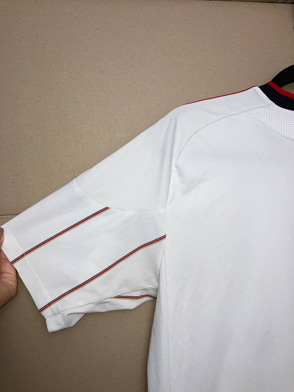 Adidas LIVERPOOL 2010 2011 AWAY FOOTBALL SHIRT SOCCER JERSEY ADIDAS Size US M / EU 48-50 / 2 - 4 Thumbnail