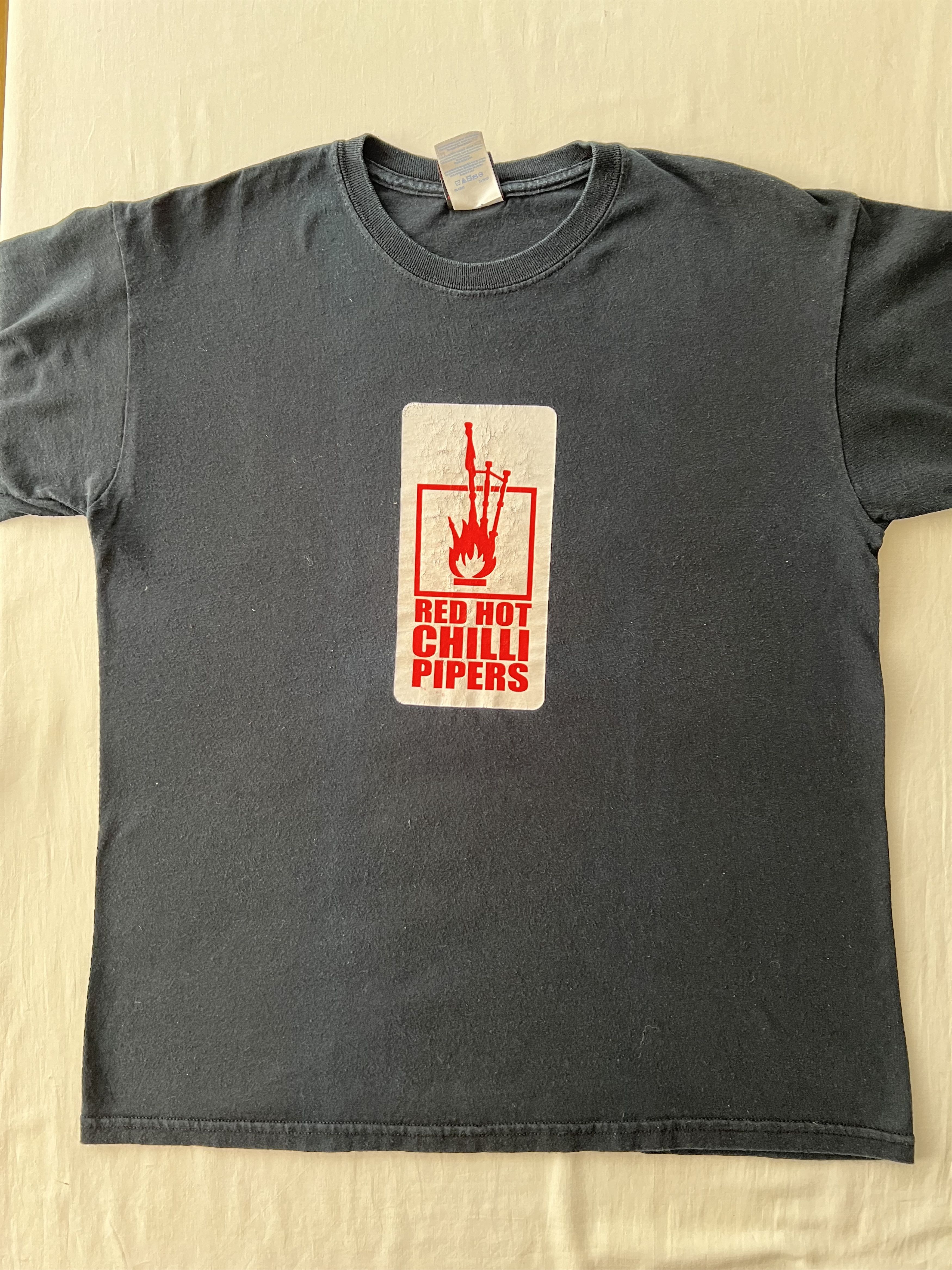 Band Tees Vintage 2000s Red Hot Chilli Pipers Rock Band Black T-shirt Size US M / EU 48-50 / 2 - 6 Thumbnail