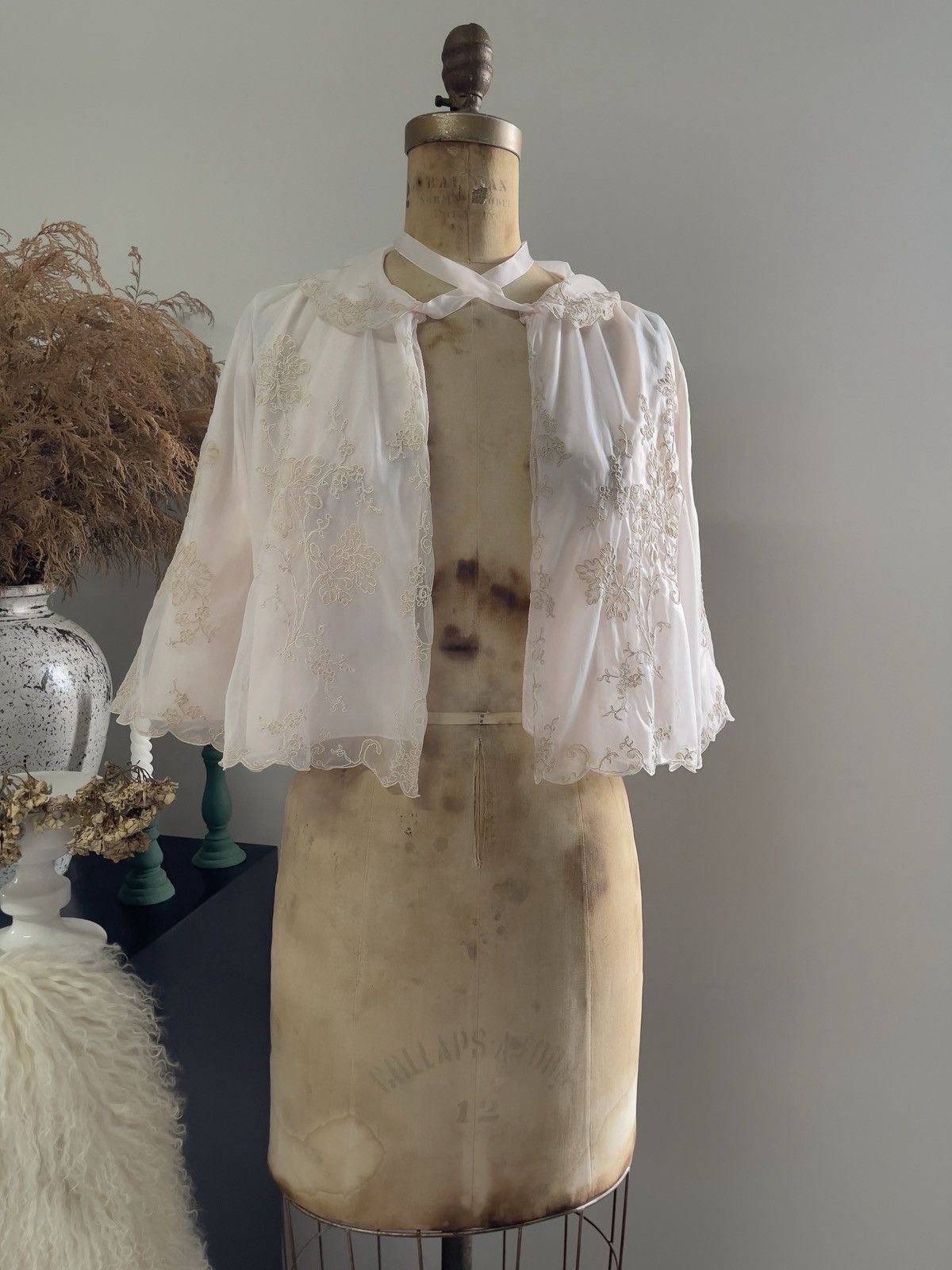 Vintage Vintage 1960s Pale Pink Embroidered Chiffon Bed Jacket (S–M) Size M / US 6-8 / IT 42-44 - 5 Thumbnail