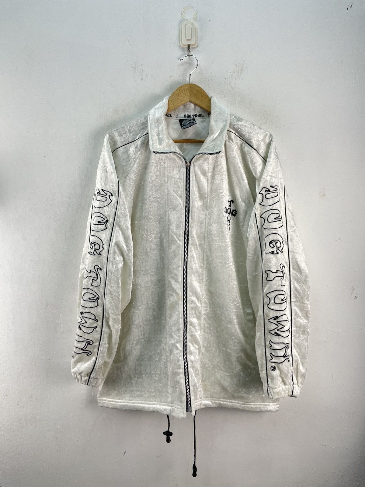 Dogtown × Vintage Vintage Dogtown Velvet Jacket AOP Spellout Baggy Size US XL / EU 56 / 4 - 4 Thumbnail