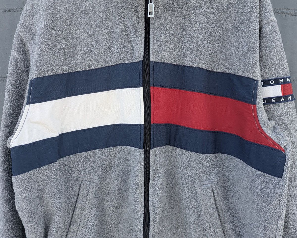 Tommy Hilfiger Tommy Hlfiger Big Flag Logo Fleece Jacket Boxy Fit Vintage Size US L / EU 52-54 / 3 - 3 Thumbnail