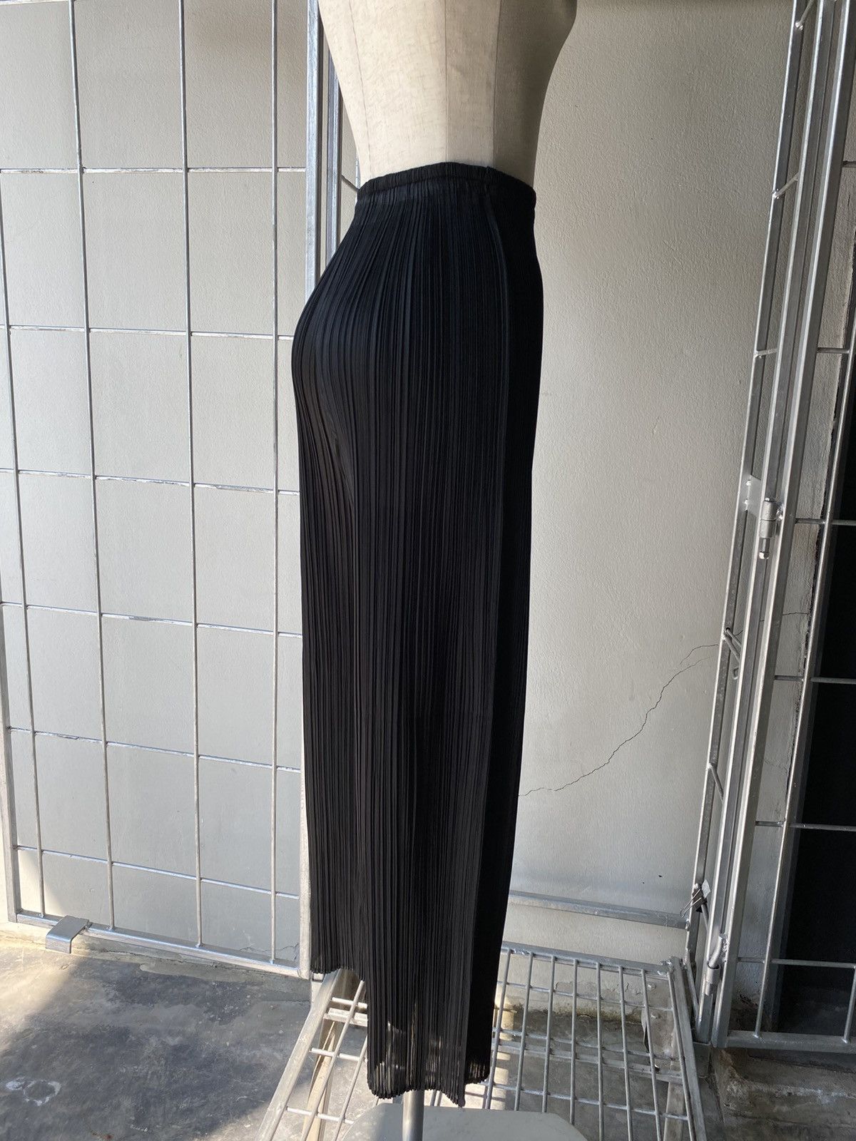 Pleats Please Issey Miyake Pleats Please Black Pleated Pants. Size 26" / US 2 / IT 38 - 17 Thumbnail