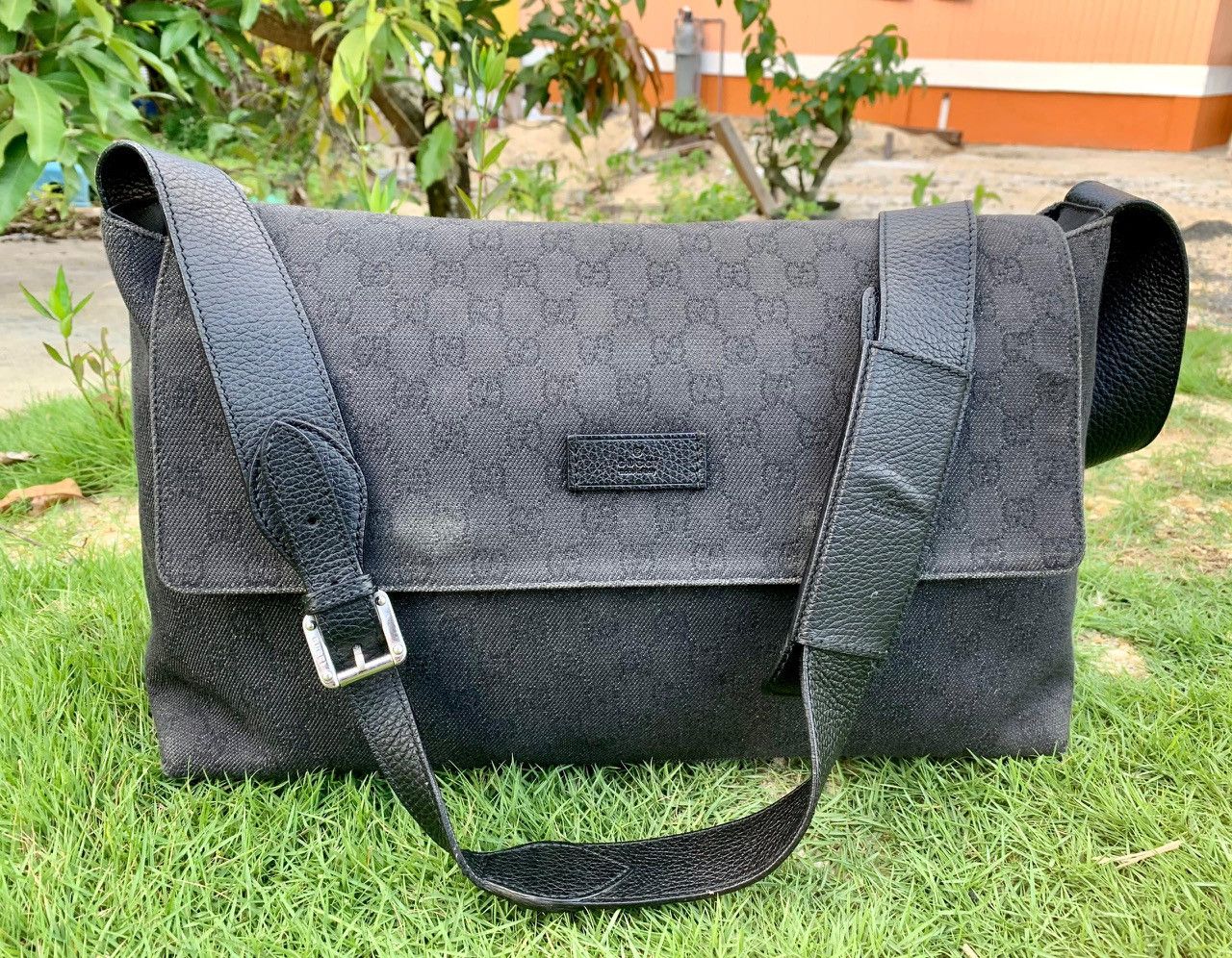 Authentic Gucci GG Supreme Flap Messenger Bag in Black, Men's