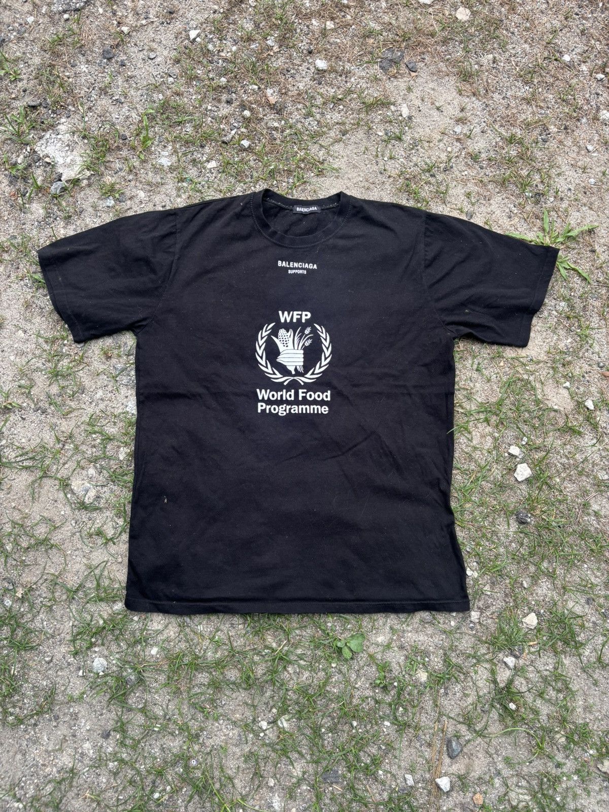 Balenciaga Balenciaga World Food Programme Saving Lives Tshirt Size US L / EU 52-54 / 3 - 1 Thumbnail