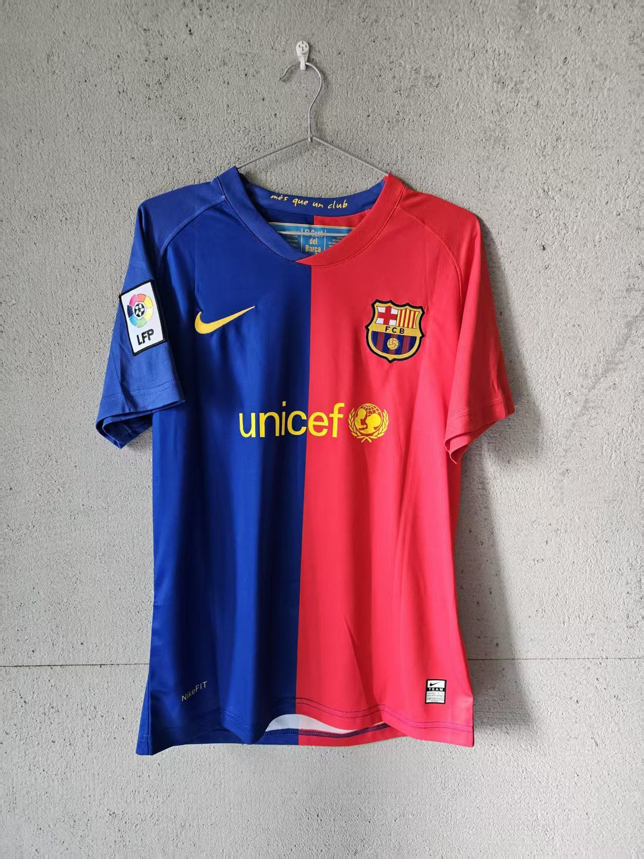 Other 2009 Barcelona #6 Xavi Jersey Size US S / EU 44-46 / 1 - 2 Thumbnail