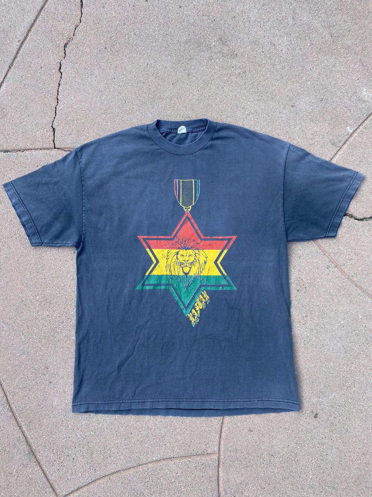 Vintage VINTAGE Rastafarian Lion Medal Tee Size US XL / EU 56 / 4 - 1 Thumbnail