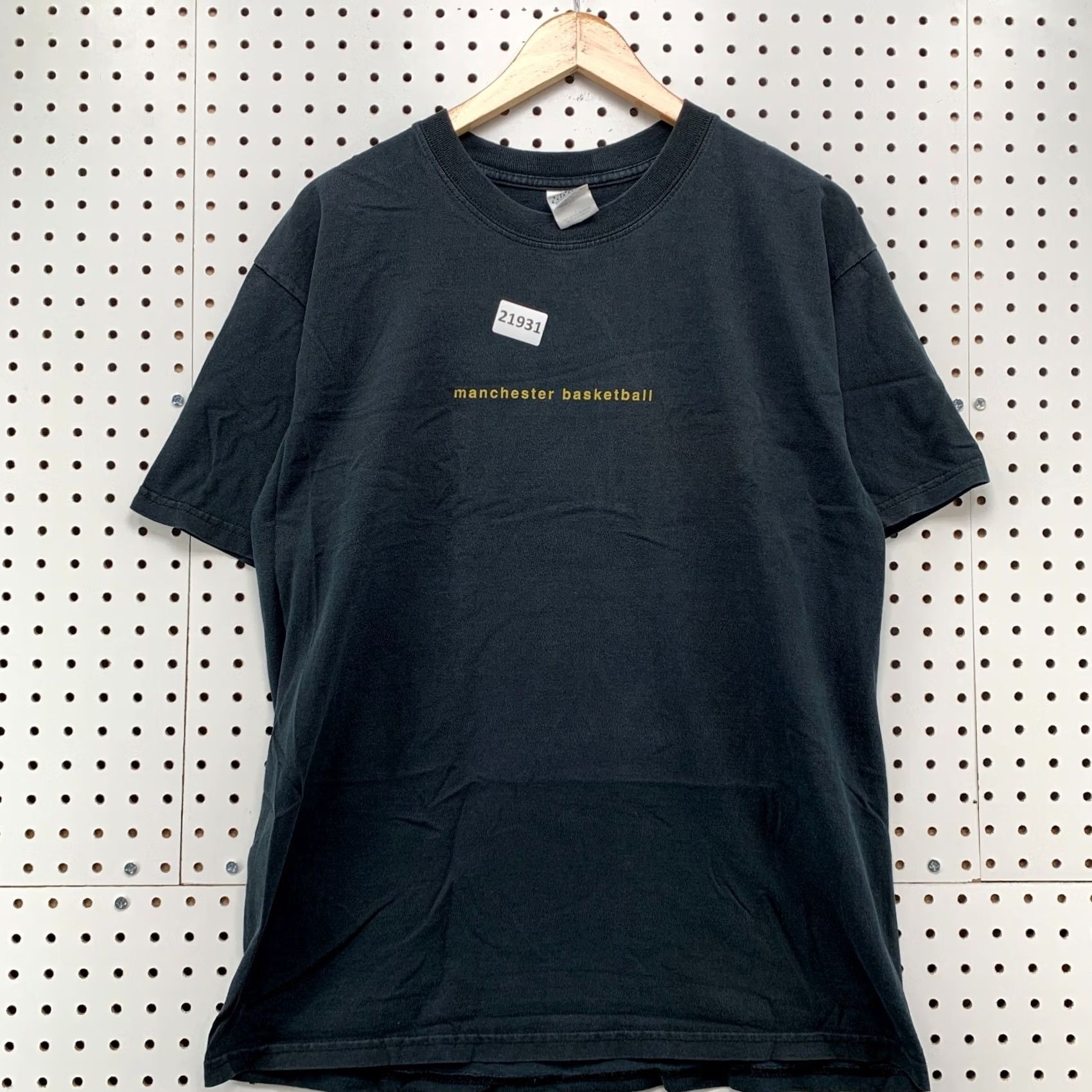 Gildan VINTAGE Manchester Basketball Shirt Black Mens Large 20.5x28.5 Short Sleeve Size US L / EU 52-54 / 3 - 2 Thumbnail