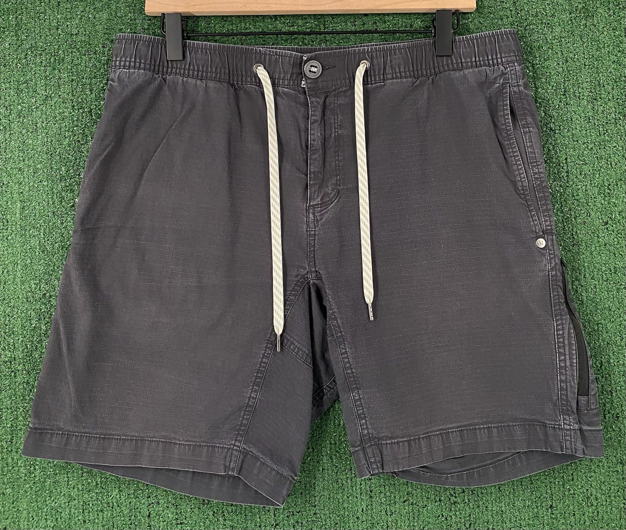 Vuori Vuori Ripstop Dark Grey Shorts Men’s Size Large Size US 34 / EU 50 - 1 Thumbnail