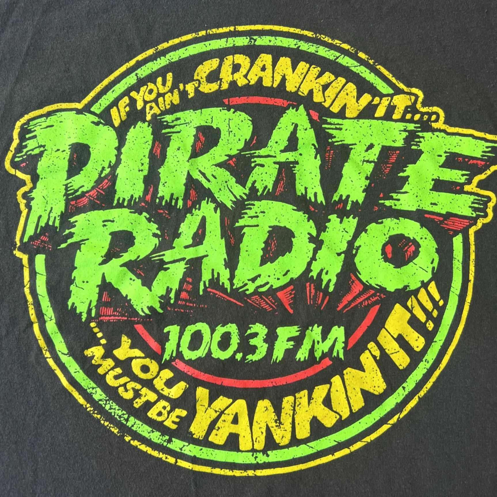 Gildan VINTAGE PIRATE RADIO 100.3 FM Shirt Large Unisex Adults Black Graphic Print Logo 80s Music Rock Tee Size US L / EU 52-54 / 3 - 2 Thumbnail
