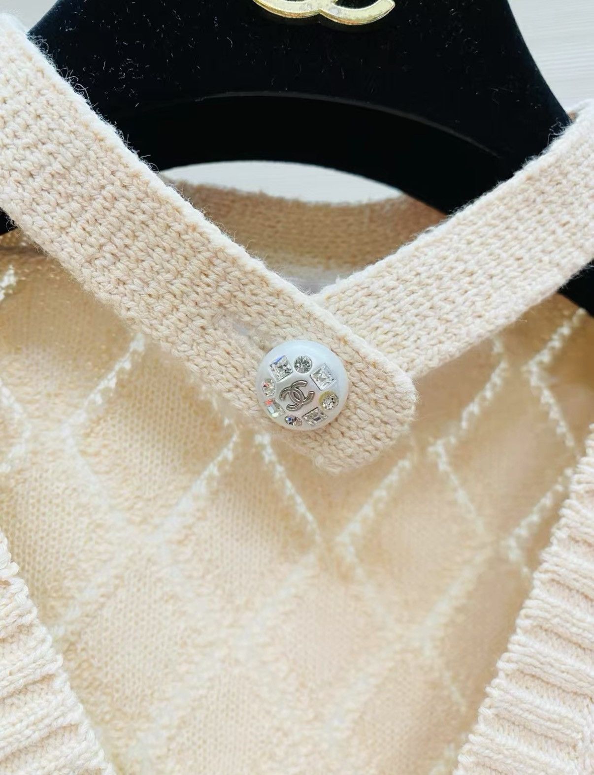 Chanel Chanel Classic Off-white Quilted Knit Vest J33 Size XS / US 0-2 / IT 36-38 - 2 Thumbnail