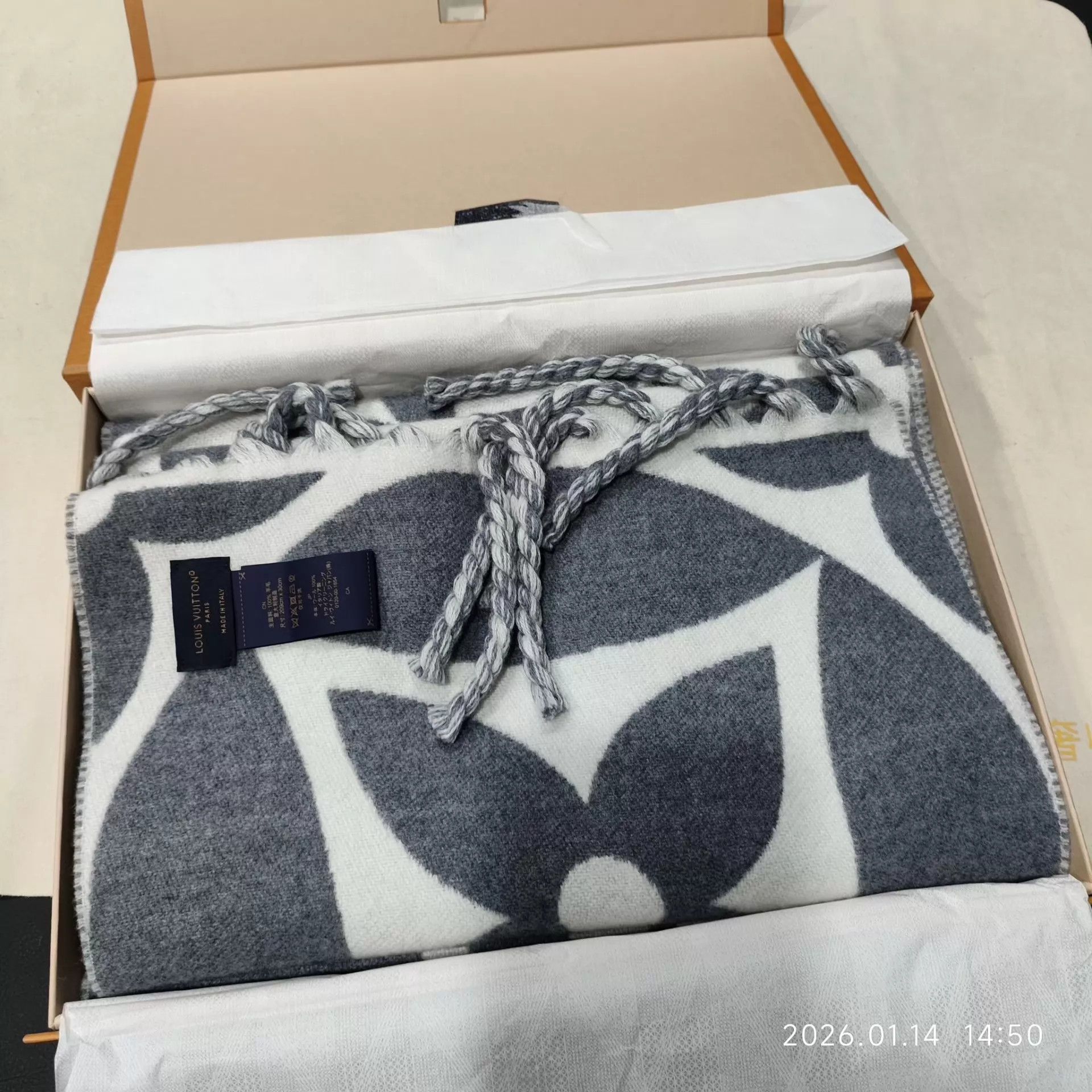 Louis Vuitton LV Gray Wool Scarf 209x30cm Size ONE SIZE - 1 Preview
