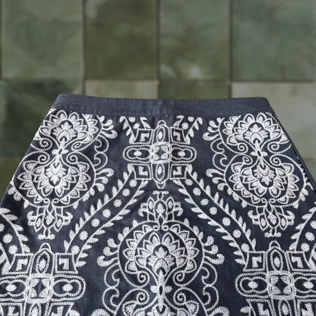 Vintage Fora Womens Mini Skirt Small Gray Embroidered Short Pencil Stretch Casual Size 28" / US 6 / IT 42 - 1 Thumbnail