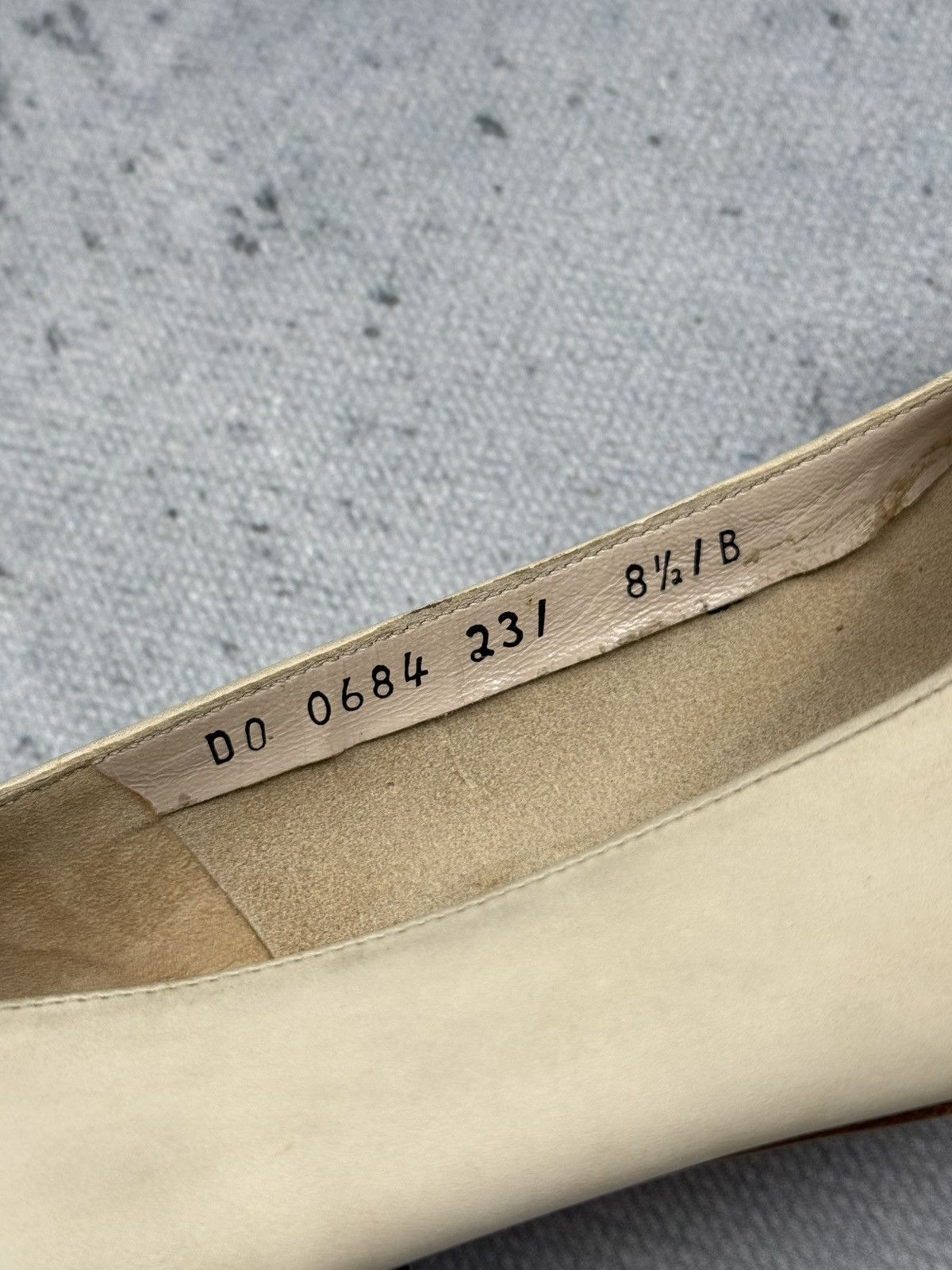 Salvatore Ferragamo Salvatore Ferragamo Vintag Cream Leather Pumps Gold Hardware Size US 8.5 / IT 38.5 - 13 Thumbnail