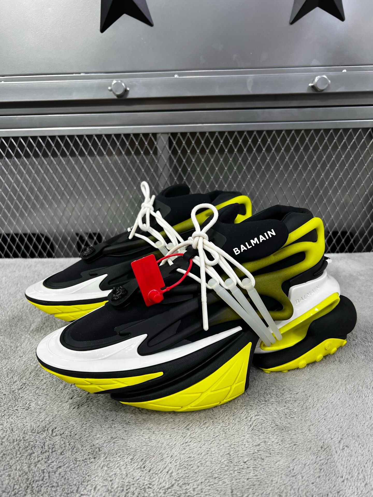 Balmain Balmain Yellow Lowtop Sneakers 42 Men Size US 9 / EU 42 - 1 Thumbnail