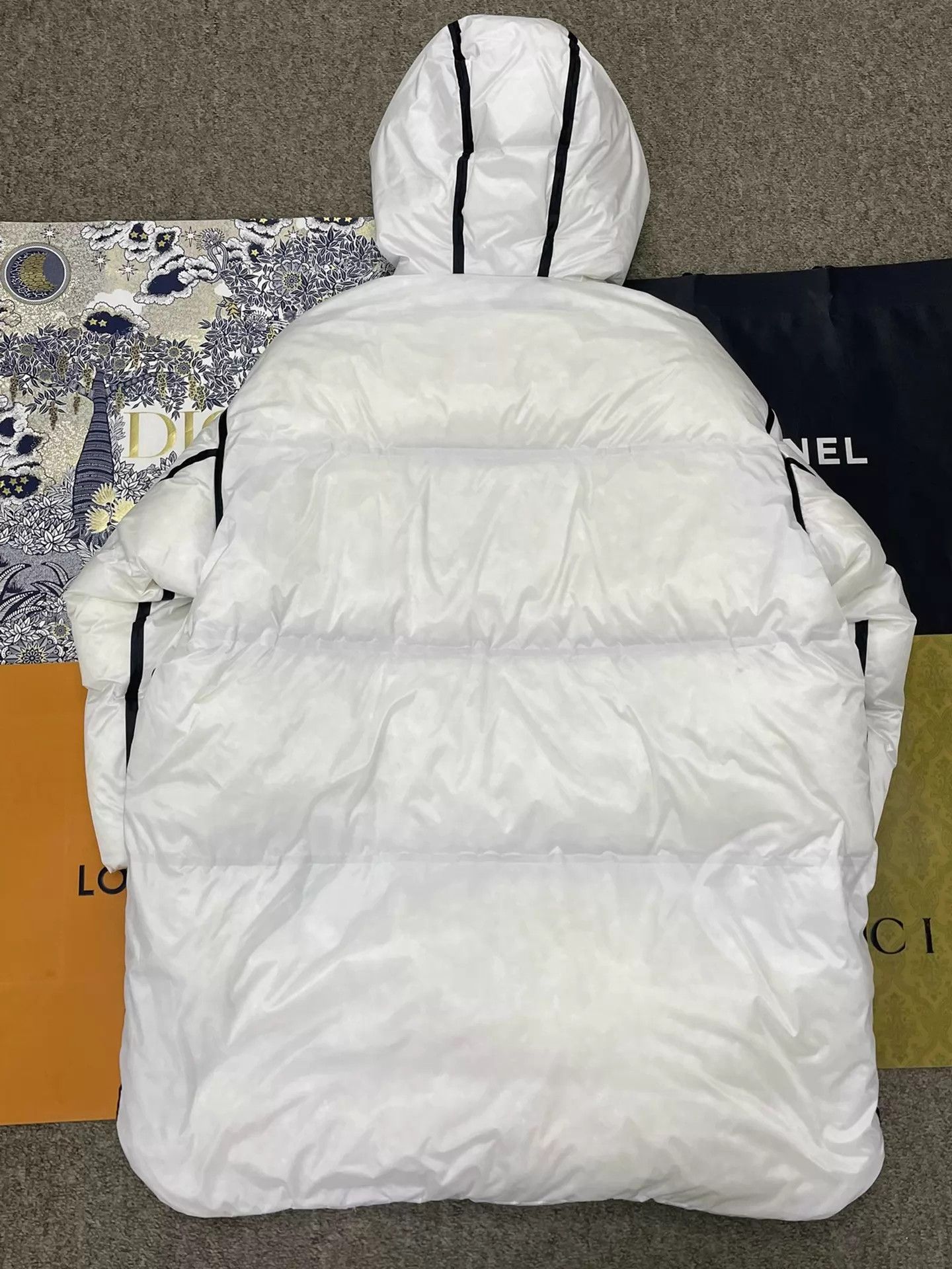 Prada Prada White Mid-Length Down Coat M Size M / US 6-8 / IT 42-44 - 3 Thumbnail