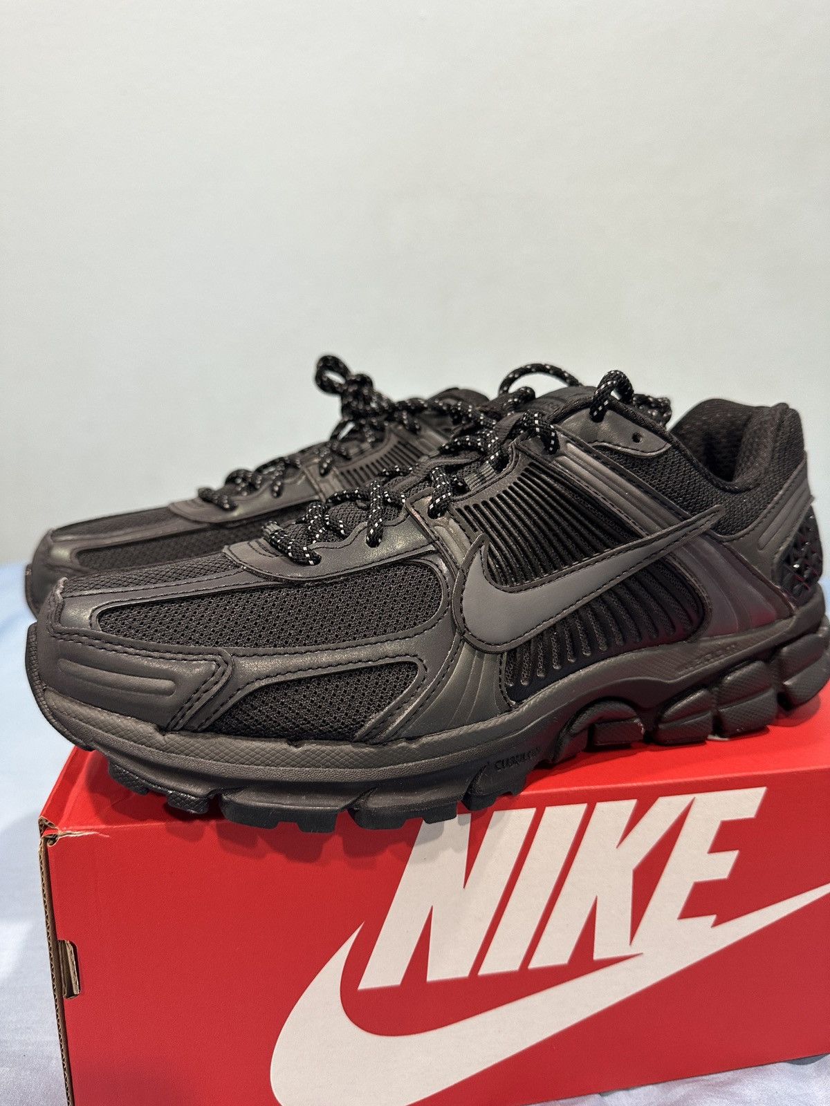 Nike Size 10.5 Men, 12 Wmn Nike Air Zoom Vomero 5 SE Black Noir Size US 10.5 / EU 43-44 - 1 Thumbnail