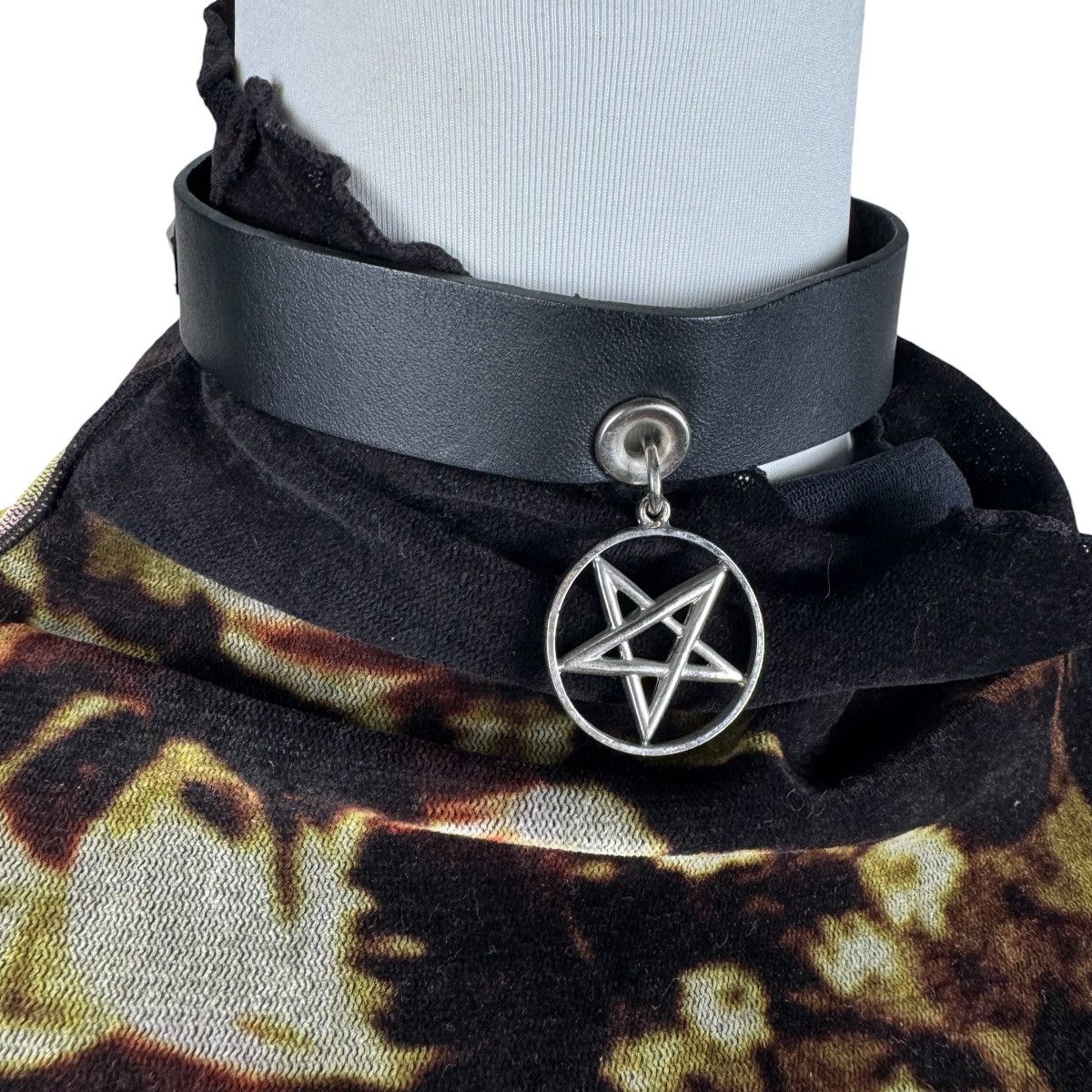 Sex Pot ReVeNGe ☀️SEX POT REVENGE PENTAGRAM STUDDED LEATHER CHOKER Size ONE SIZE - 2 Thumbnail