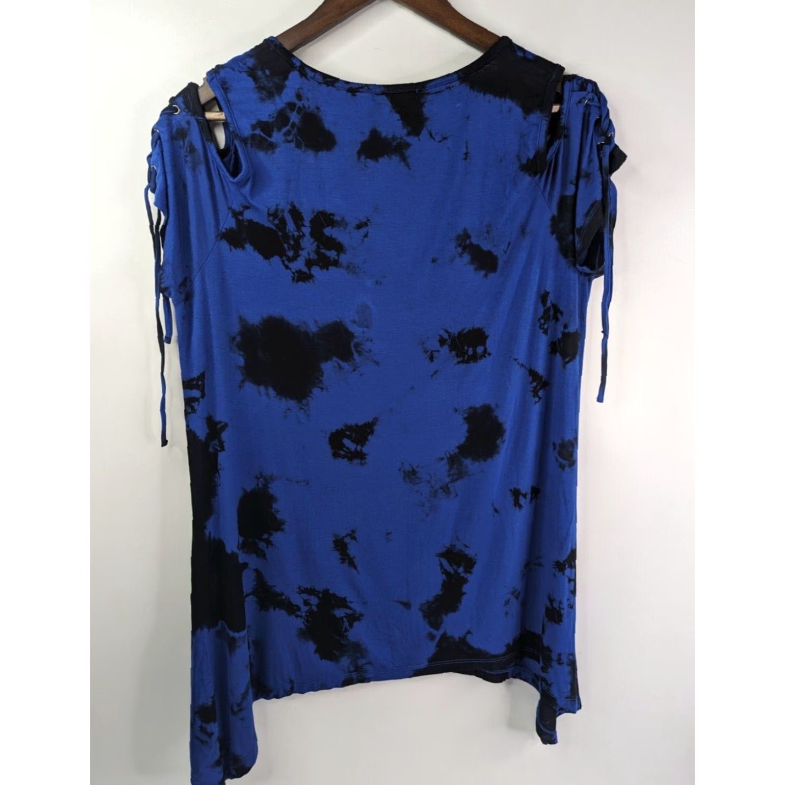 Hot Topic VINTAGE Hot Topic Tank Shirt Women Plus Size 0 Blue Skull Tie-Dye Cold Shoulder Lace-Up Top Mens Womens Girls Size XS / US 0-2 / IT 36-38 - 3 Thumbnail