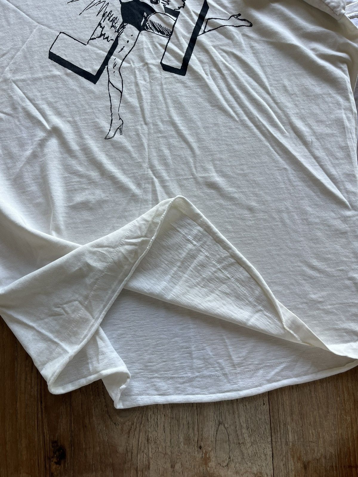 Vintage Vintage Artwork Design Very worn 90’s Tshirt Size US XL / EU 56 / 4 - 11 Thumbnail