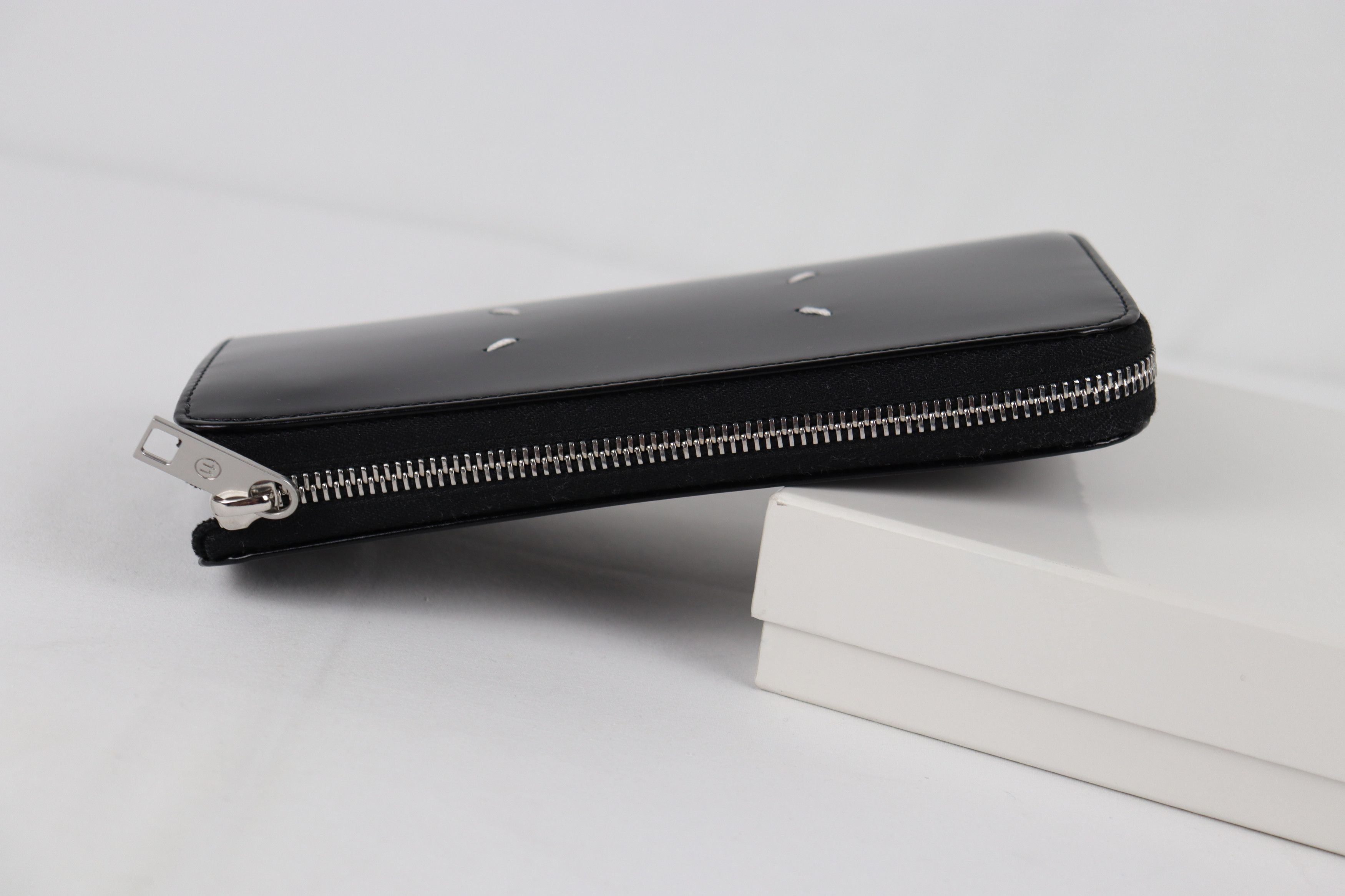 Maison Margiela o1rshd10924 Q.2 / Logo Zip Wallet in Black Size ONE SIZE - 4 Thumbnail
