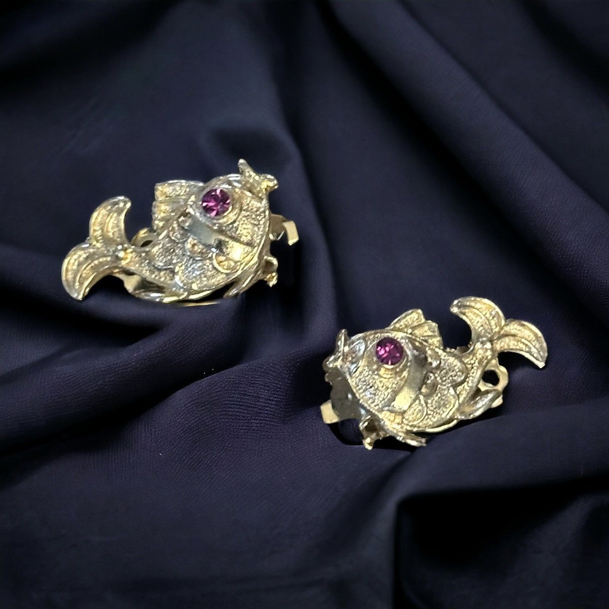 Vintage Vintage swimming fish clip on earrings Size ONE SIZE - 1 Thumbnail
