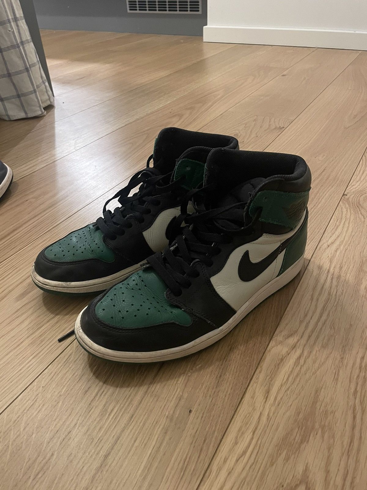 image of Nike Jordan 1 Pine Green Shoes, Men's (Size 9.5)