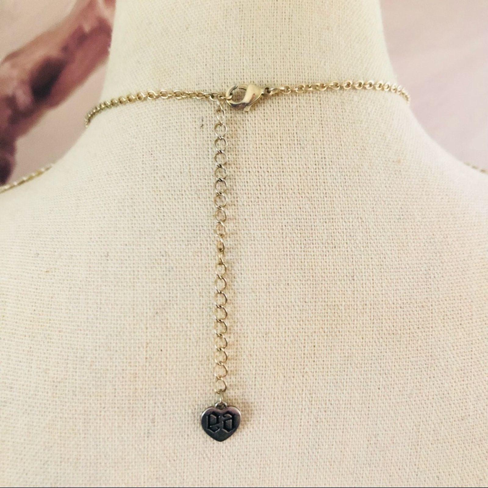 Jewelry Victorian look cameo charm pendant on chain necklace Size ONE SIZE - 7 Thumbnail