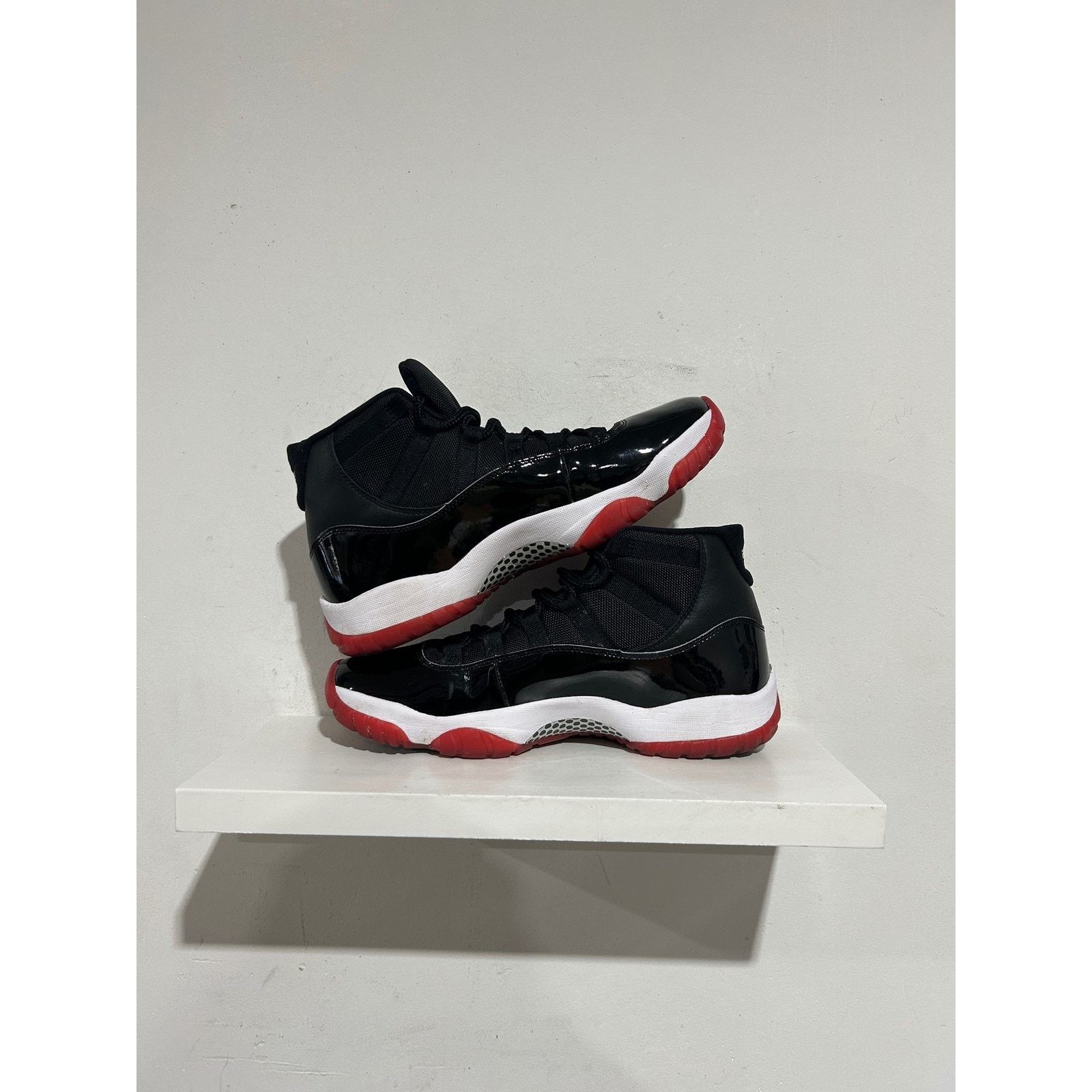 Nike JORDAN 11 RETRO BRED SIZE 11 PREOWNED Size US 11 / EU 44 - 2 Thumbnail