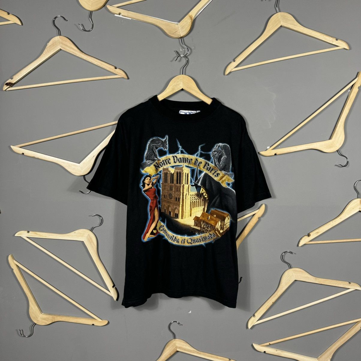 Vintage Vintage 90s Notre Dame De Paris Esmeralda et Quasimodo Tee Size US L / EU 52-54 / 3 - 1 Thumbnail