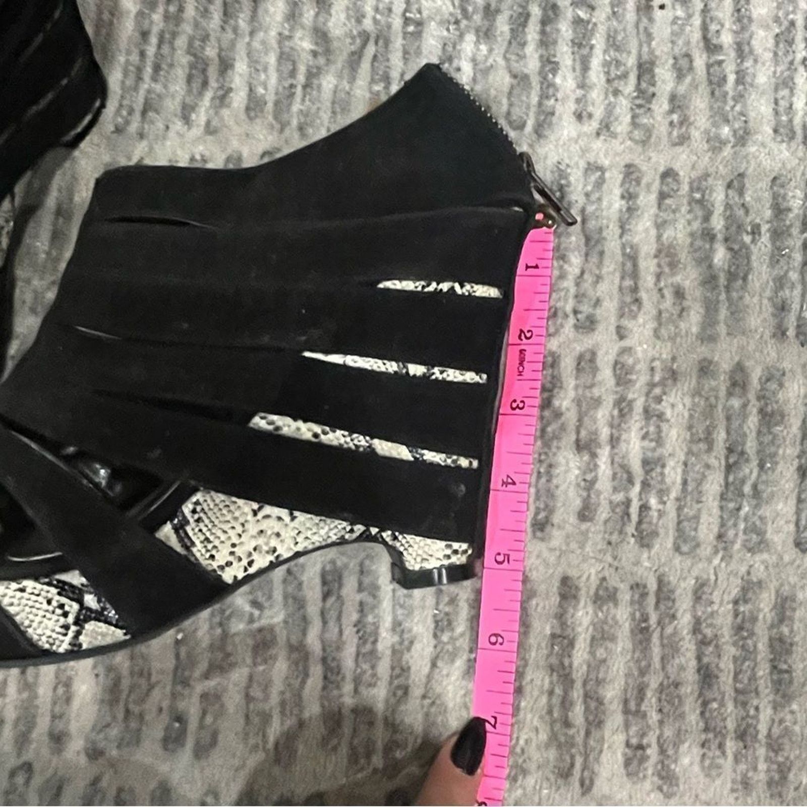 Vintage Shoe Dazzle Velvet Gladiator Sandals Back Zip Black Size 8 Size US 8 / IT 38 - 6 Thumbnail
