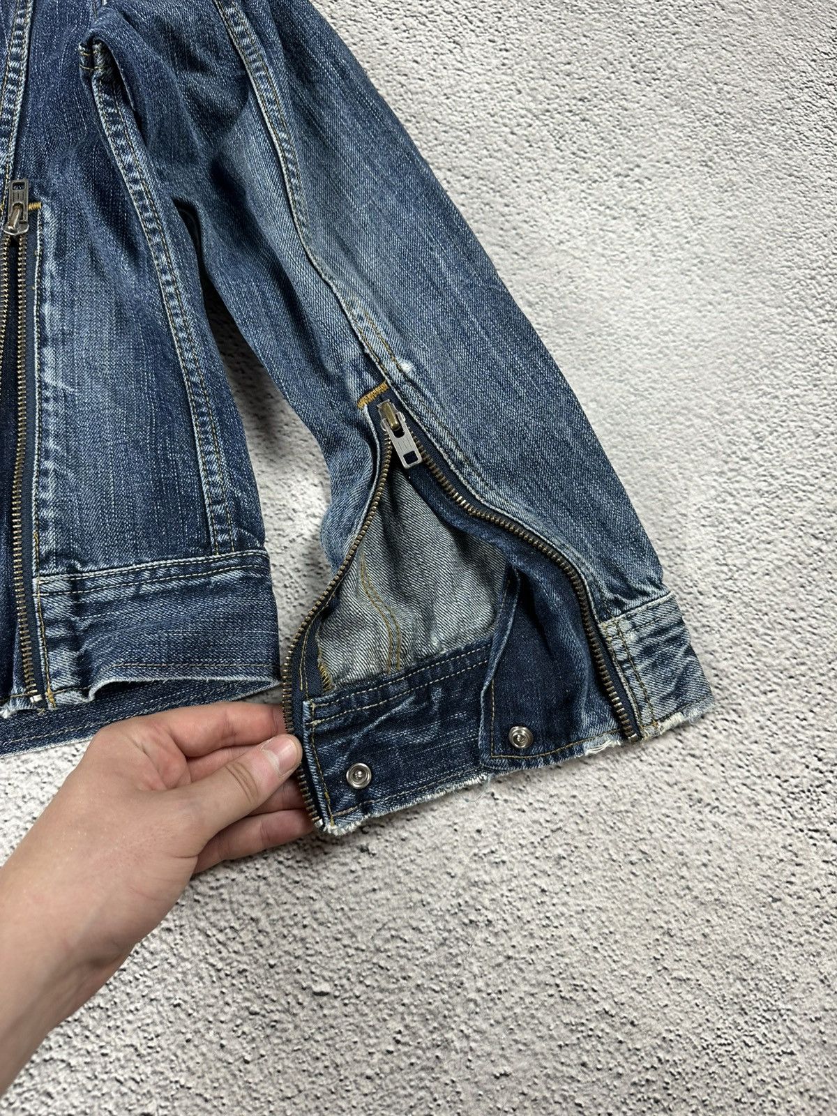 Levi's Vintage Clothing Vintage Levi’s Woman’s Denim Jean 90s Jacket Faded Style Size M / US 6-8 / IT 42-44 - 13 Thumbnail