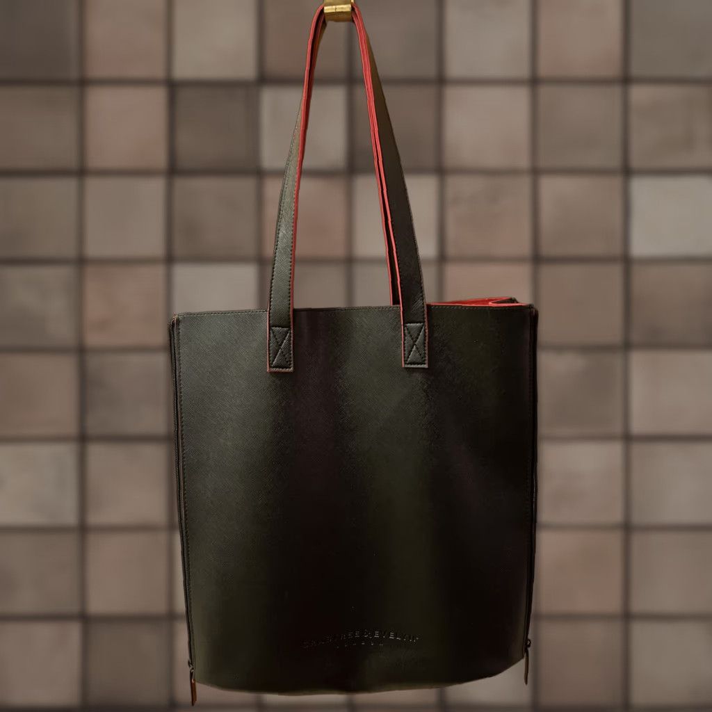 Vintage Crabtree & Evelyn London Tote Bag Womens Large Red Faux Leather Travel Casual Side Zippers 15x17x15.5 Size ONE SIZE - 1 Thumbnail