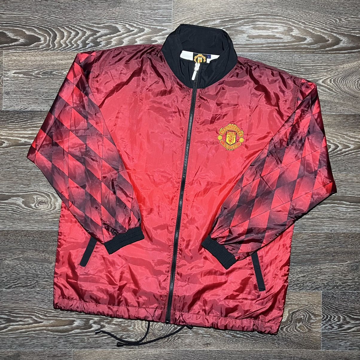 Vintage MANCHESTER UNITED FC Emblem Monogram Gradient Nylon Jacket Size US XL / EU 56 / 4 - 2 Thumbnail